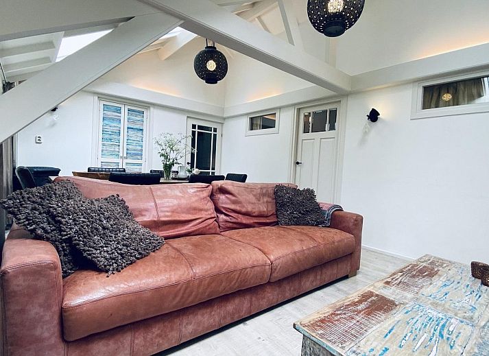 Zonnig terras bij VZ119 Vakantiewoning Veere, Walcheren, perfect voor buiten dineren.