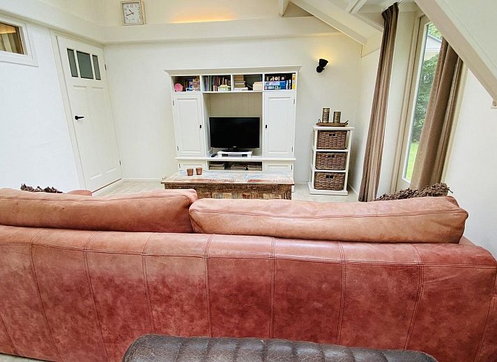 Zonnig terras bij VZ119 Vakantiewoning Veere, Walcheren, perfect voor buiten dineren.