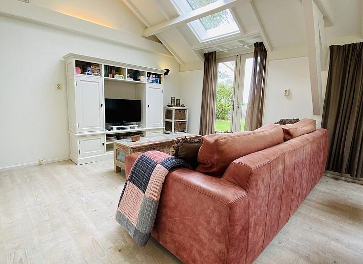 Zonnig terras bij VZ119 Vakantiewoning Veere, Walcheren, perfect voor buiten dineren.