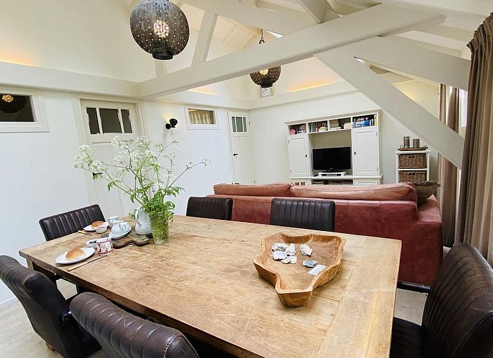 Zonnig terras bij VZ119 Vakantiewoning Veere, Walcheren, perfect voor buiten dineren.