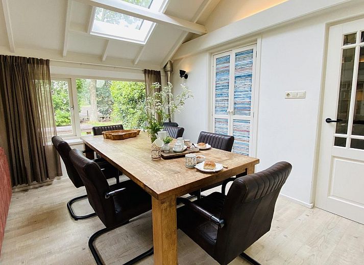 Zonnig terras bij VZ119 Vakantiewoning Veere, Walcheren, perfect voor buiten dineren.