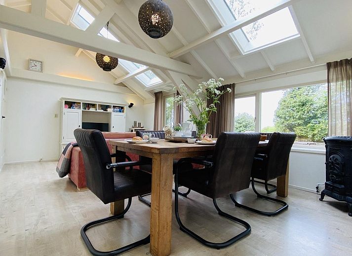 Rustige tuin bij VZ119 Vakantiewoning Veere, omgeven door natuur in Walcheren, Zeeland.