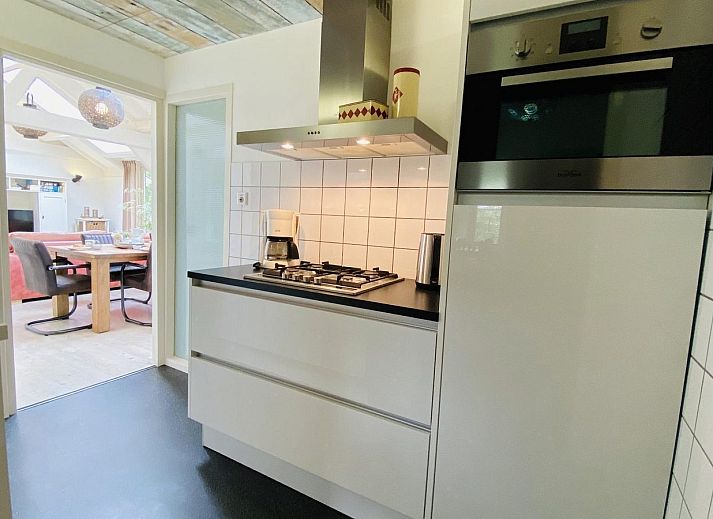 Rustige tuin bij VZ119 Vakantiewoning Veere, omgeven door natuur in Walcheren, Zeeland.