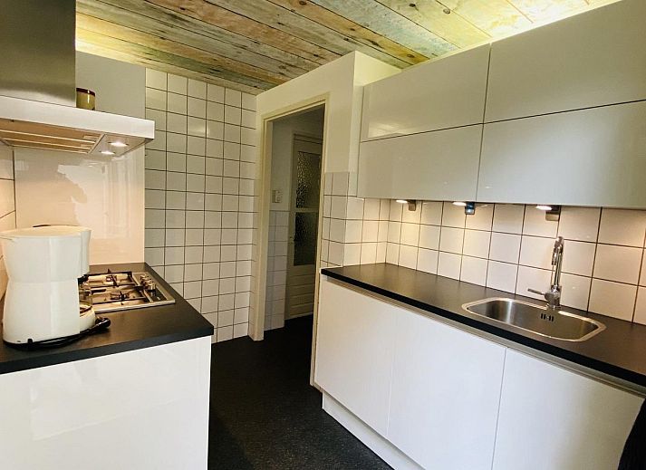 Rustige tuin bij VZ119 Vakantiewoning Veere, omgeven door natuur in Walcheren, Zeeland.