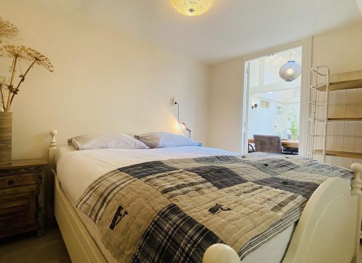 Gezellig terras met houten meubilair bij VZ119 Vakantiewoning Veere, Walcheren.