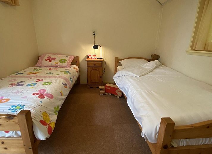 Gezellig terras met houten meubilair bij VZ119 Vakantiewoning Veere, Walcheren.