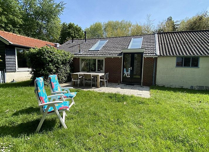 Gezellig terras met houten meubilair bij VZ119 Vakantiewoning Veere, Walcheren.