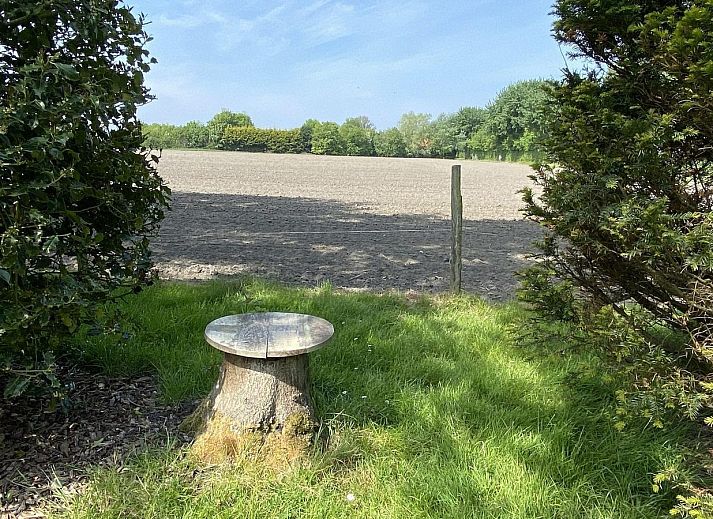 Gezellig terras met houten meubilair bij VZ119 Vakantiewoning Veere, Walcheren.