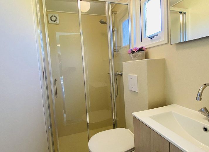 Entrance to VZ235 Chalet Veere in Veere, Zeeland with terrace and picnic table