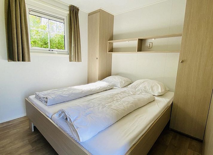 Entrance to VZ235 Chalet Veere in Veere, Zeeland with terrace and picnic table