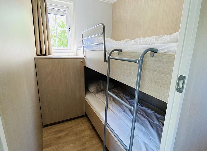 Entrance to VZ235 Chalet Veere in Veere, Zeeland with terrace and picnic table