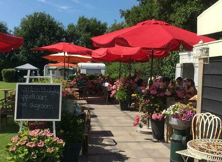 Dining area in VZ235 Chalet Veere in Veere, Zeeland with garden view