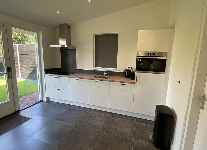 Spacious garden with shaded areas at VZ1064 Luxury vacation apartment in Veere, Walcheren, Zeeland.