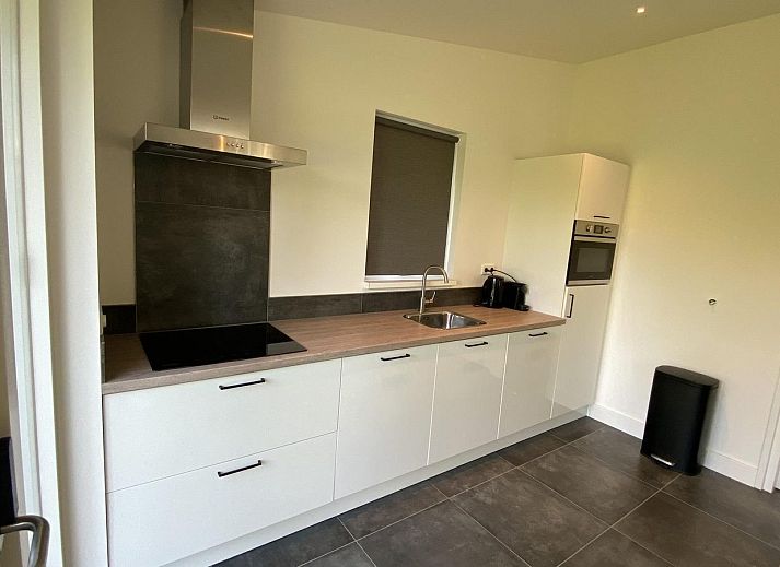 Spacious garden with shaded areas at VZ1064 Luxury vacation apartment in Veere, Walcheren, Zeeland.