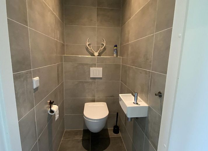 Spacious garden with shaded areas at VZ1064 Luxury vacation apartment in Veere, Walcheren, Zeeland.