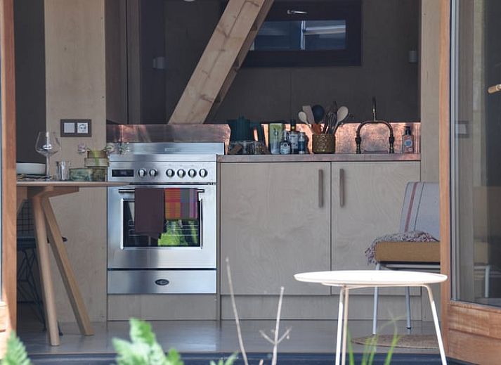 Charmante veranda van Vakantiehuis in Serooskerke, Walcheren in Zeeland met uitzicht op de natuur.