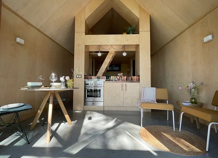 Stijlvolle keuken en eetruimte in Vakantiehuis in Serooskerke, Walcheren, ideaal voor een ontspannen verblijf.