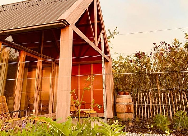 Stijlvolle keuken en eetruimte in Vakantiehuis in Serooskerke, Walcheren, ideaal voor een ontspannen verblijf.