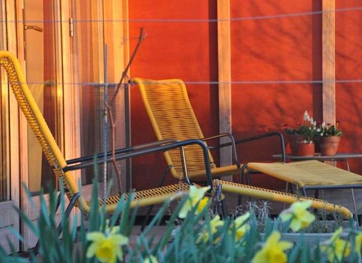 Comfortabele zithoek in Vakantiehuis in Serooskerke, Walcheren met veel natuurlijk licht.
