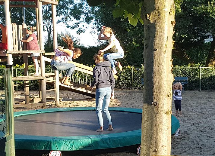 Gemuetliche Sitzecke auf der Terrasse des Chalets VZ816 in Veere, Serooskerke, Walcheren.