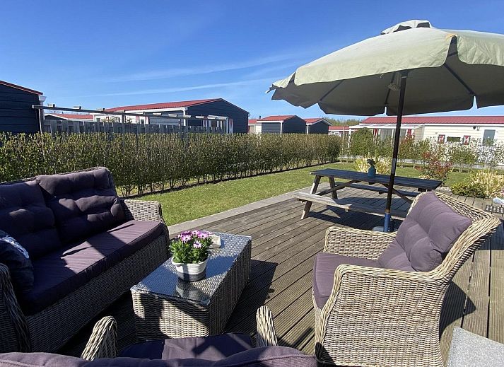 VZ828 Chalet in Serooskerke with spacious terrace for relaxation in Zeeland.