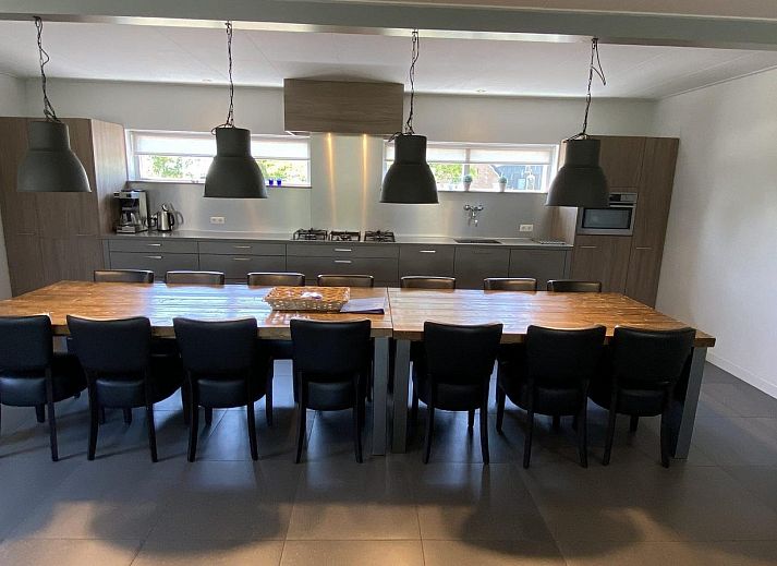 Front view of VZ1001 Group accommodation in Serooskerke, Walcheren with green surroundings.