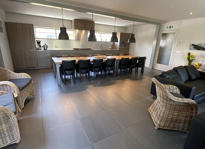 Front view of VZ1001 Group accommodation in Serooskerke, Walcheren with green surroundings.