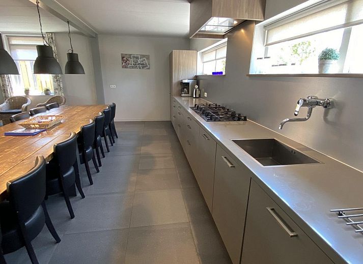 Front view of VZ1001 Group accommodation in Serooskerke, Walcheren with green surroundings.