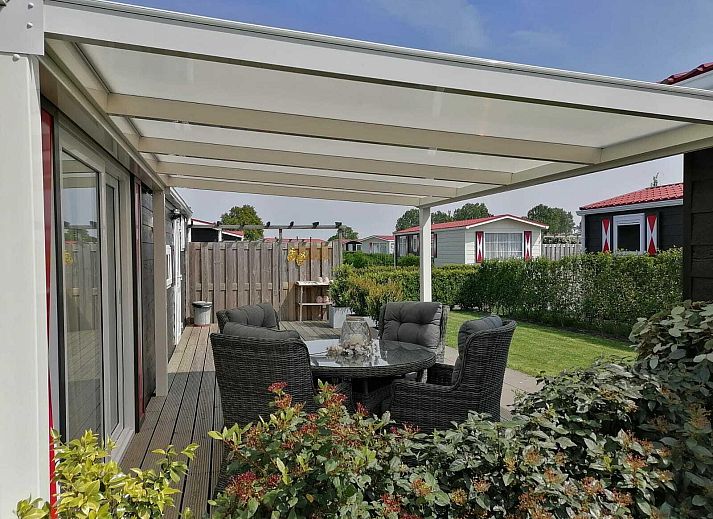 VZ822 Chalet in Veere, Serooskerke, Walcheren, mit grosser Veranda und gruener Umgebung.