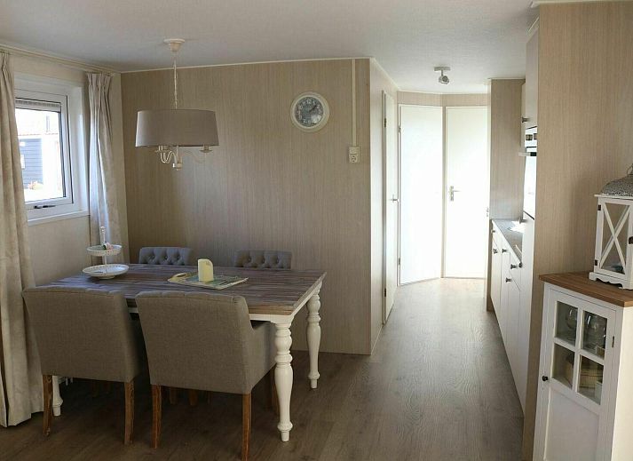 VZ822 Chalet in Veere, Serooskerke, Walcheren, mit grosser Veranda und gruener Umgebung.