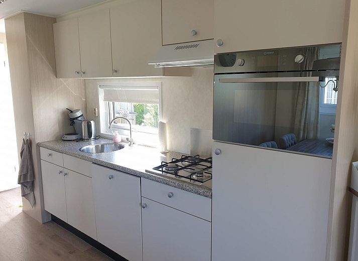 VZ822 Chalet in Veere, Serooskerke, Walcheren, gemuetliche Terrasse mit Blick auf den Garten.