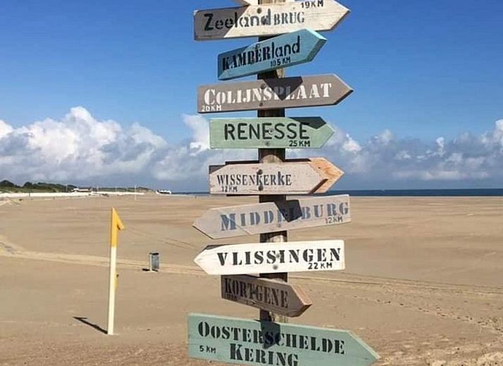 VZ822 Chalet in Veere, Serooskerke, Walcheren, Esszimmer mit stilvollen Holzmoebeln.