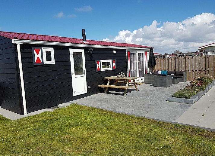 Geniessen Sie die sonnige Veranda des Chalets VZ815 in Veere, Serooskerke, Walcheren, Zeeland.