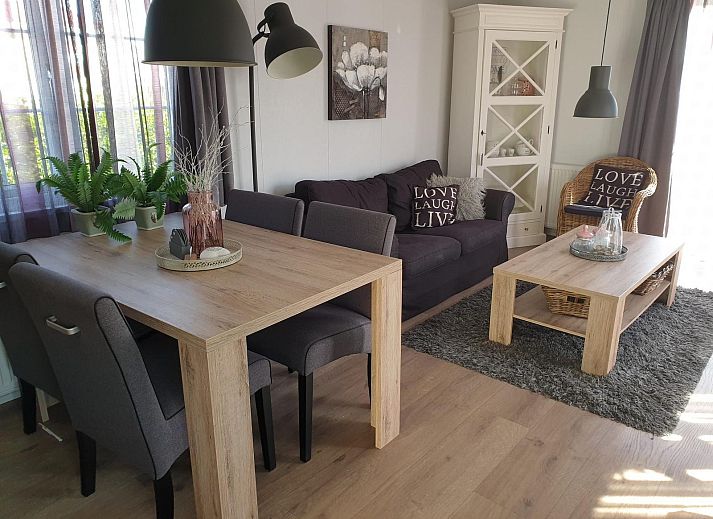 Geniessen Sie die sonnige Veranda des Chalets VZ815 in Veere, Serooskerke, Walcheren, Zeeland.