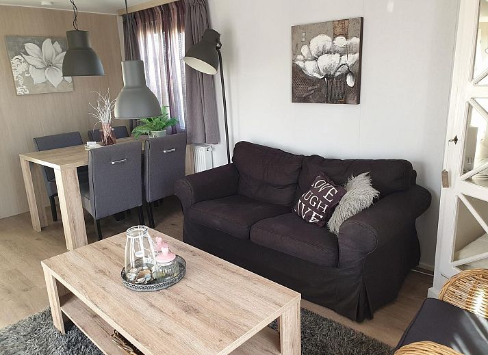 Geniessen Sie die sonnige Veranda des Chalets VZ815 in Veere, Serooskerke, Walcheren, Zeeland.