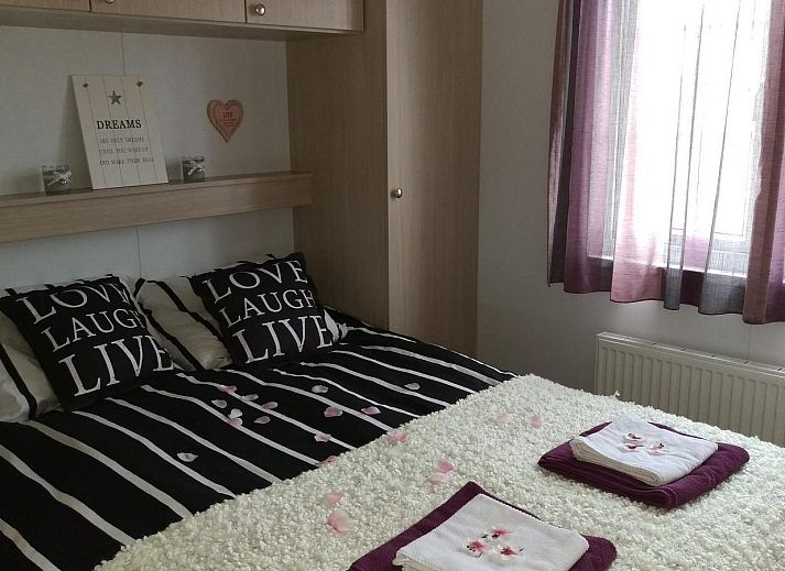 Weitlaeufige Terrasse von VZ815 Chalet in Veere, Serooskerke, Walcheren, Zeeland.