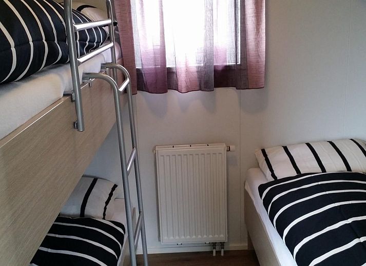 Weitlaeufige Terrasse von VZ815 Chalet in Veere, Serooskerke, Walcheren, Zeeland.