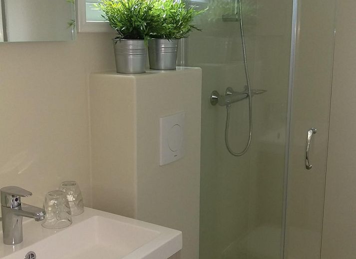 Weitlaeufige Terrasse von VZ815 Chalet in Veere, Serooskerke, Walcheren, Zeeland.