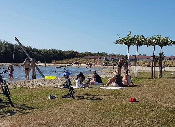 Cozy living room in VZ824 Chalet in Veere, Serooskerke, Walcheren, overlooking the garden.