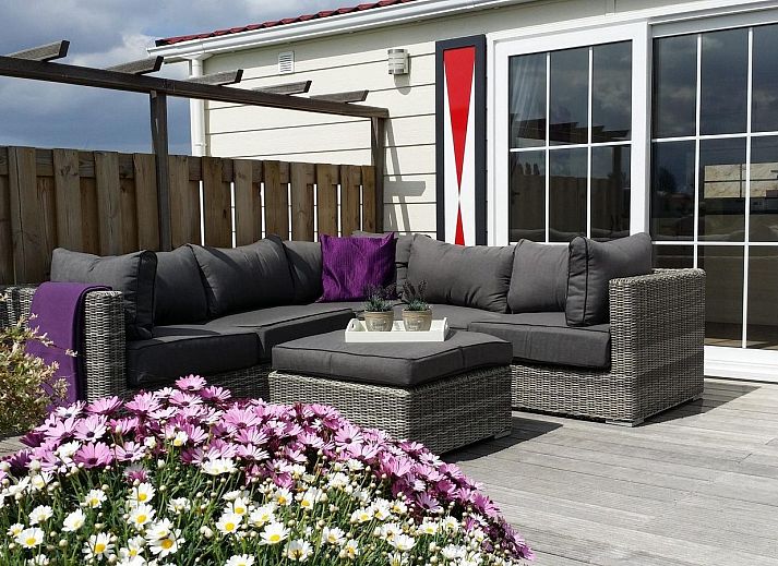 VZ814 Chalet in Veere, Serooskerke, Walcheren, charming vacation home with colorful exterior and flowering garden.
