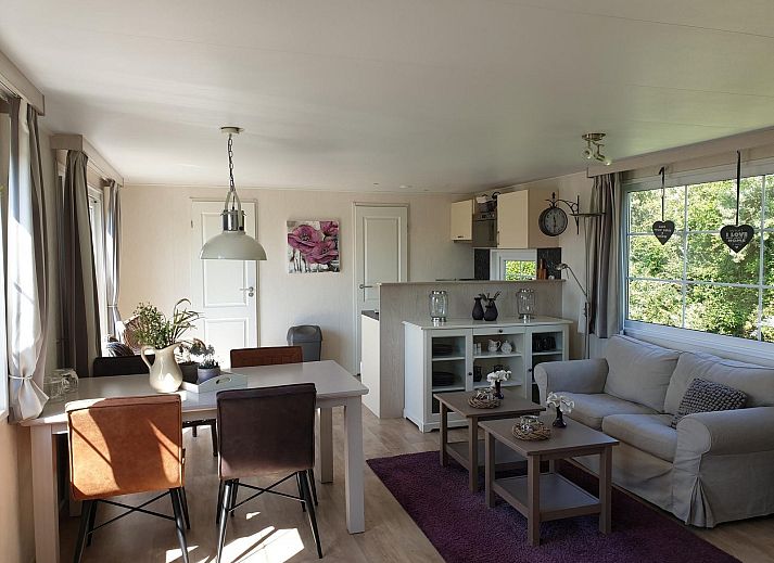 VZ814 Chalet in Veere, Serooskerke, Walcheren, charming vacation home with colorful exterior and flowering garden.