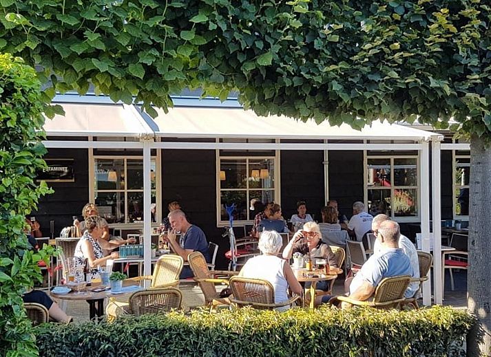 Bright living room of VZ814 Chalet in Veere, Serooskerke, Walcheren, with modern furnishings and large windows.