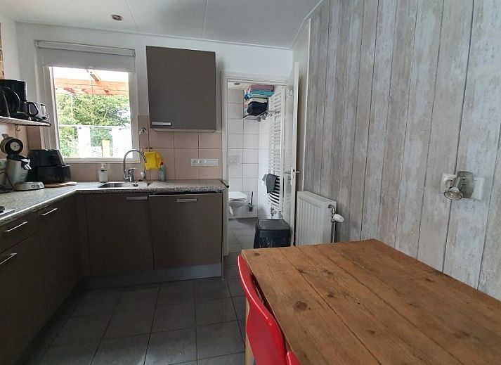 Die ueberdachte Terrasse von THE SUN IN STEE ON ZEE in Serooskerke, Walcheren, Zeeland, bietet Privatsphaere und Entspannung im Freien.