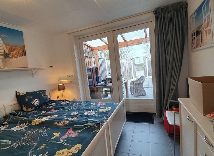 Die ueberdachte Terrasse von THE SUN IN STEE ON ZEE in Serooskerke, Walcheren, Zeeland, bietet Privatsphaere und Entspannung im Freien.