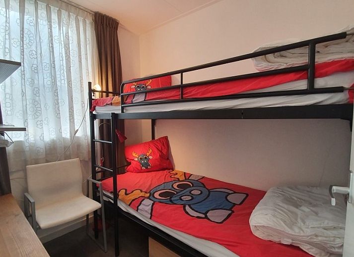 Die ueberdachte Terrasse von THE SUN IN STEE ON ZEE in Serooskerke, Walcheren, Zeeland, bietet Privatsphaere und Entspannung im Freien.