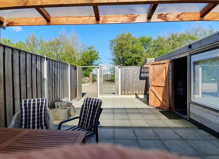 Innenbereich des Ferienhauses THE SUN IN STEE ON ZEE in Serooskerke, Walcheren, mit Gartenblick und moderner Einrichtung.