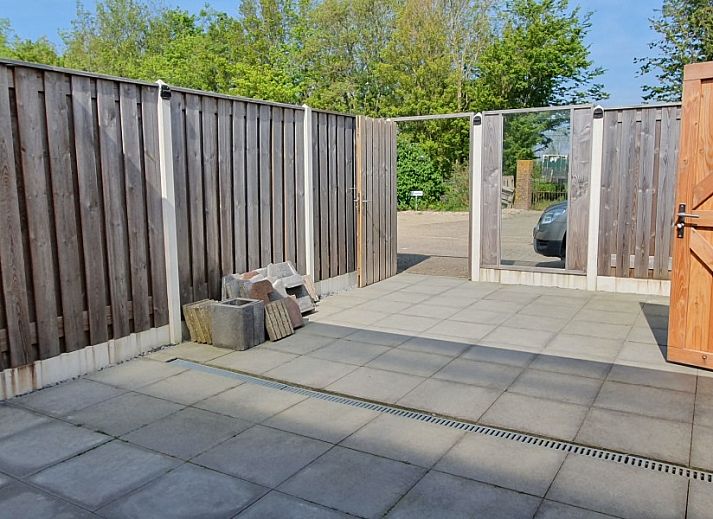 Innenbereich des Ferienhauses THE SUN IN STEE ON ZEE in Serooskerke, Walcheren, mit Gartenblick und moderner Einrichtung.