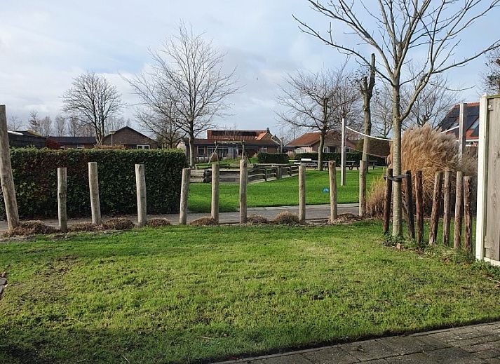 Helles Wohnzimmer in DE ZON IN STEE AAN ZEE in Serooskerke, Walcheren, mit gemuetlicher Sitzecke und Zugang zum Garten.