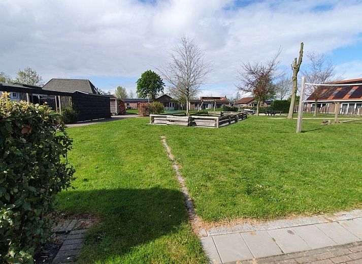 Helles Wohnzimmer in DE ZON IN STEE AAN ZEE in Serooskerke, Walcheren, mit gemuetlicher Sitzecke und Zugang zum Garten.