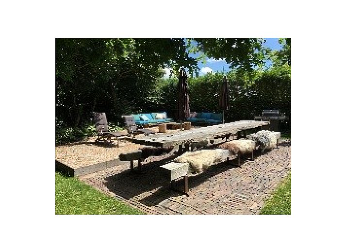 Mariekerke vacation home in Meliskerke, Walcheren, with charming rural facade and green garden.